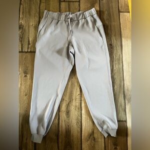 Lululemon Size 10 On the Fly Jogger in Silverscreen
